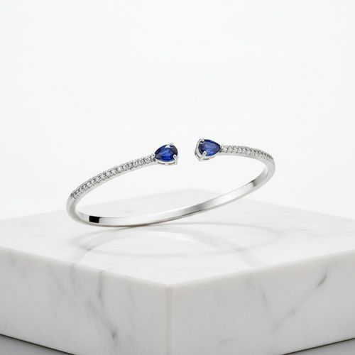 Fijne armband met saffierblauwe kristallen, op een standaard