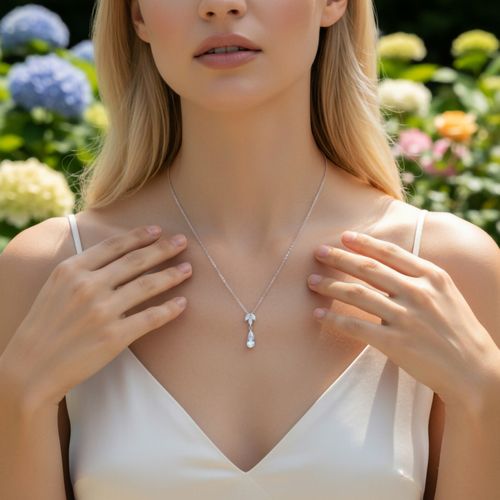 Close-up van de Stijlvolle roségoudkleurige ketting met zirkonia kristallen, gedragen door een model