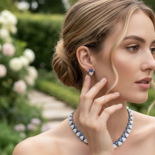 Close-up van de oorbellen van de Chique sieradenset met saffierblauwe en heldere kristallen