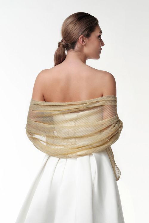 Achterkant van de goudkleurige Transparante metallic-look stola