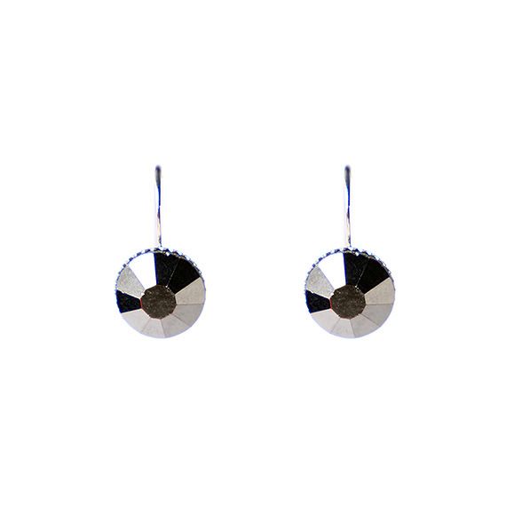 Kleine zilverkleurige hangertje met een geslepen zwarte glas kristal