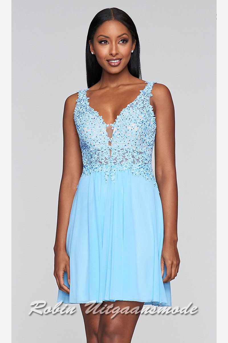Elegant lichtblauw galajurkje met fraaie kanten top en korte rok.