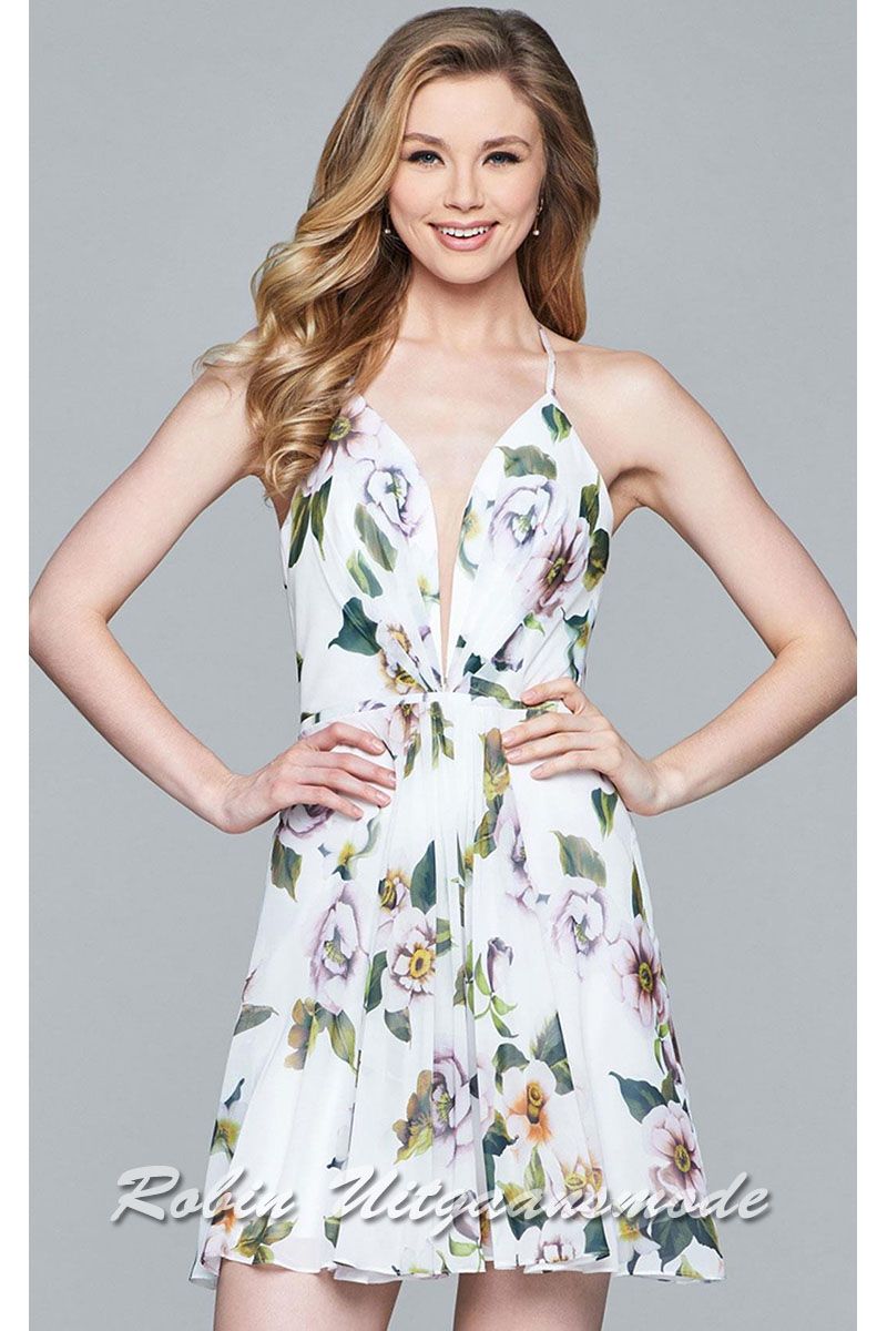 Fleurige kort galajurkje met bloemenprint, spaghettibandjes en een vetersluiting op de open rug.