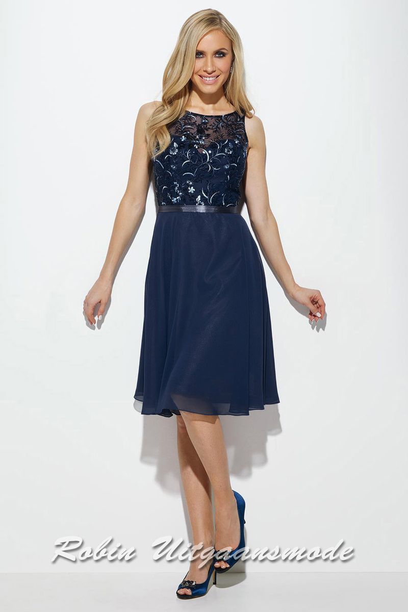 Feestelijk navy blauw cocktailjurkje met hooggesloten lijfje