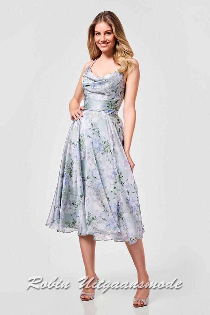 Korte avondjurk met sage fleurige bloemen print, een waterval halslijn en chiffon rok tot over de knie