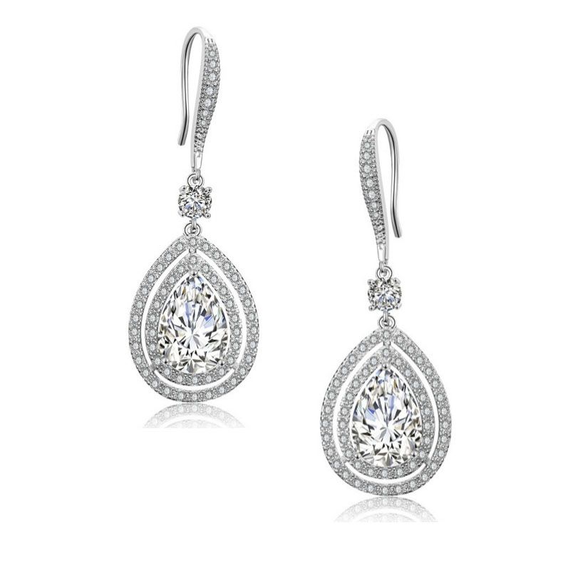 Oorhangertjes van druppelvormige kristal omlijst met mini strass steentjes