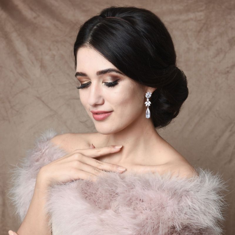 Lange oorhangers met cubic zirkonia kristallen, gedragen door een model