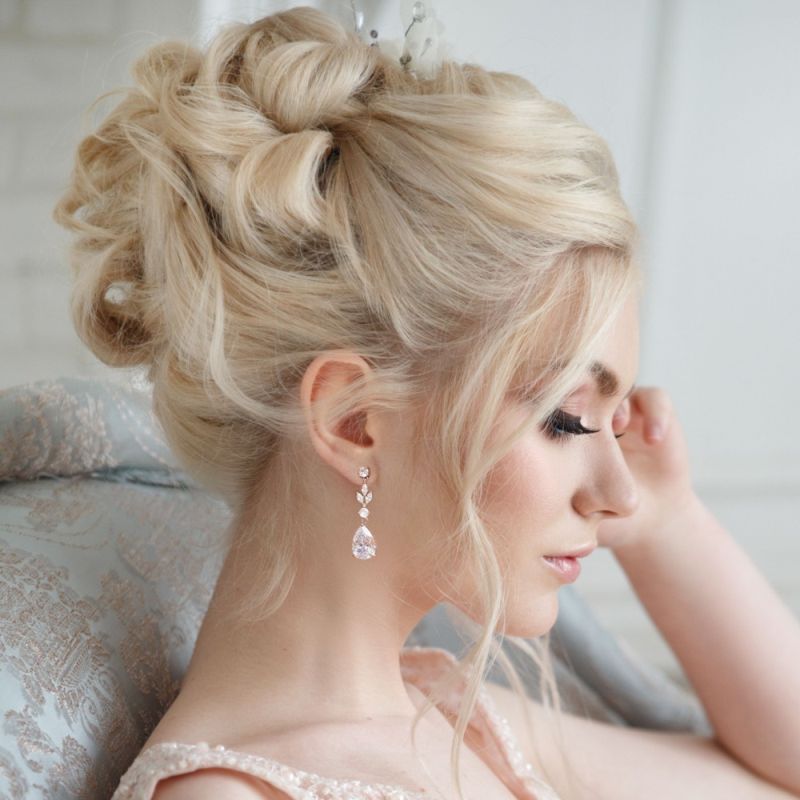 Klassieke style sparkle oorbellen, in rose goud gedragen door een model