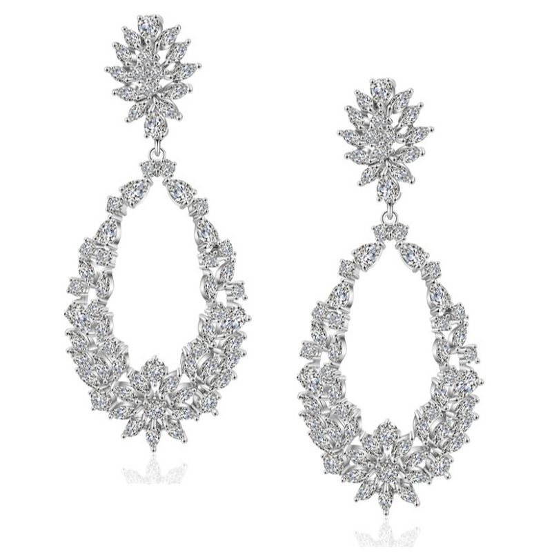 Grote zilverkleurige oorbel met cubic zirkonia steentjes