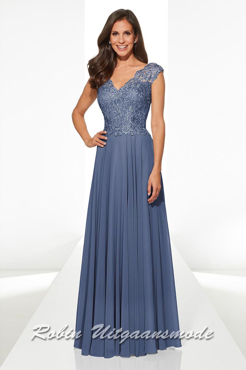 Lange grijsblauwe avondjurk met kanten lijfje en chiffon rok