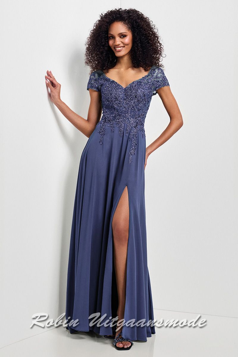 Rookblauwe avondjurk met heartshape top, volledig bedekt met kant, semi transparante kapmouwtjes en een lange chiffon rok met split