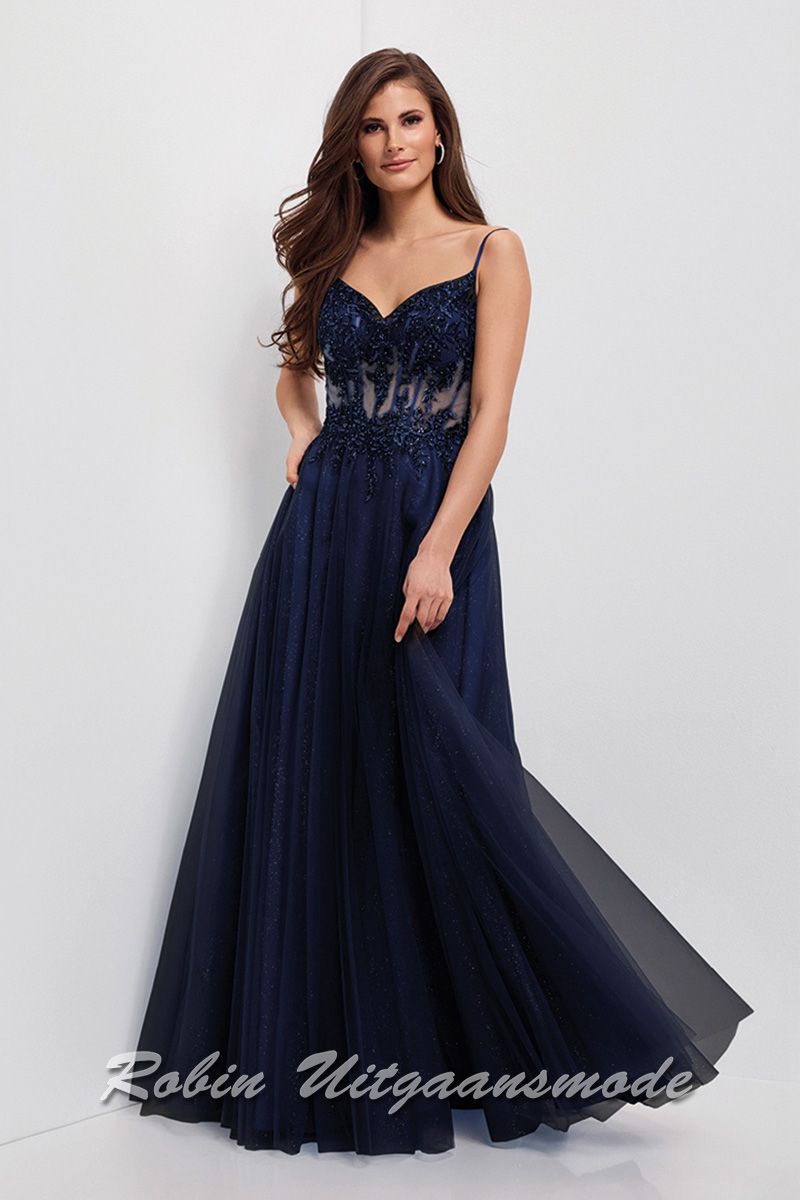 Navy blauwe galajurk met kanten korset top, een semi-transparante taille en lange rok bedekt met glitter tule