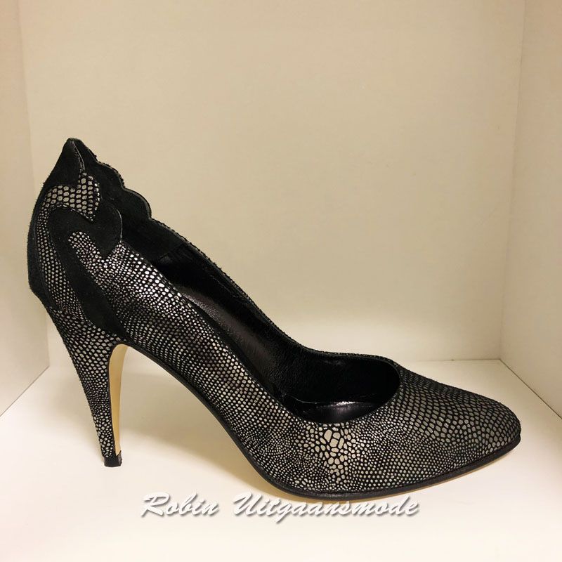 Zwarte pumps met zilveren slangenprint