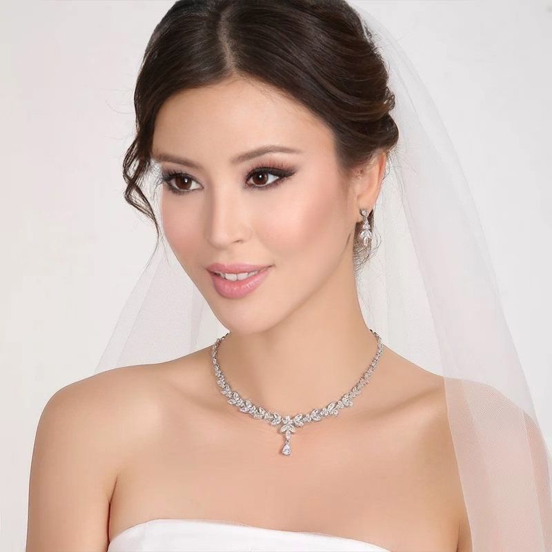 Bruidssieraden set van ketting en oorbellen met zirkonia kristallen