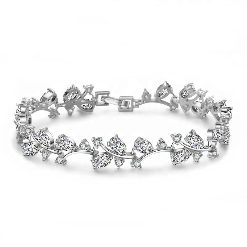 Armbandje in het zilver met strass steentjes