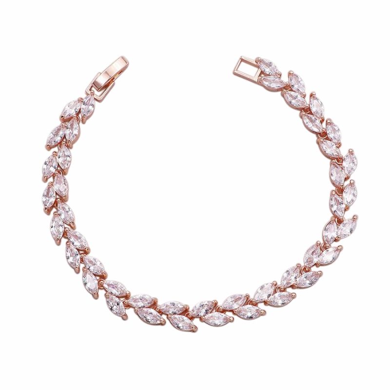 Deze tijdloze armband in een klassiek ontwerp past vrijwel bij elke outfit. De sprankelende cubic zirkonia kristallen zijn als kleine blaadjes geschakeld op een goudkleurige afwerking.