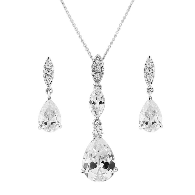 Cubic Zirkonia sieraden set van zilverkleurige ketting en bijpassende oorbellen