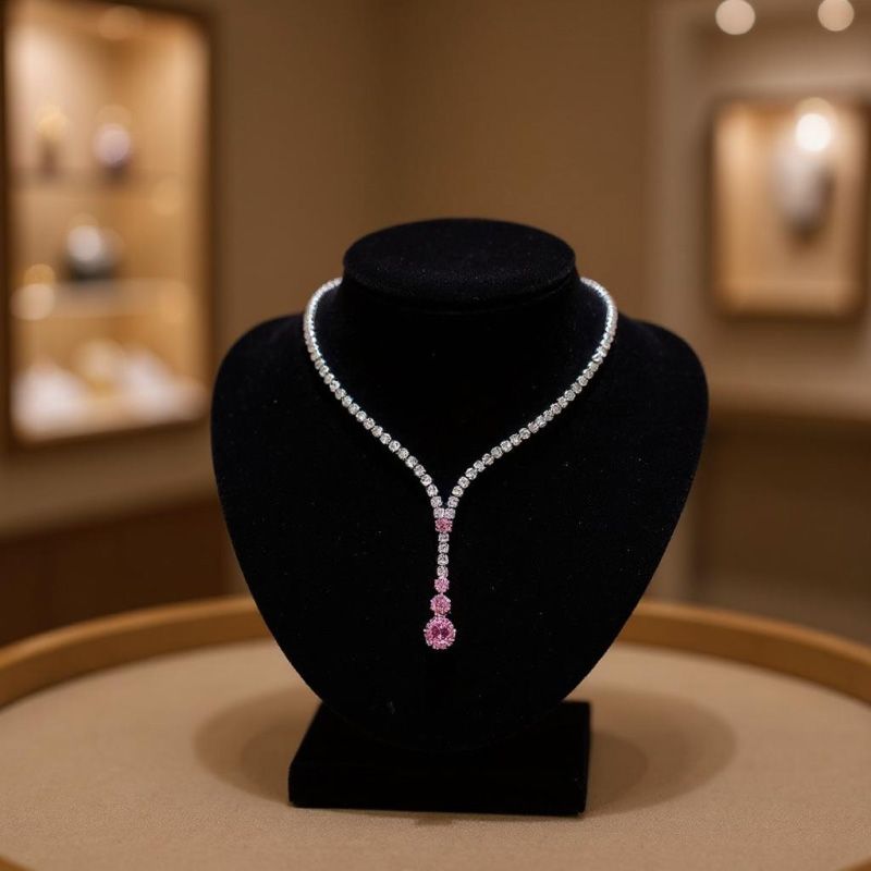 Sieradenset van ketting, oorbellen, armband en ring, met roze accent, op standaard